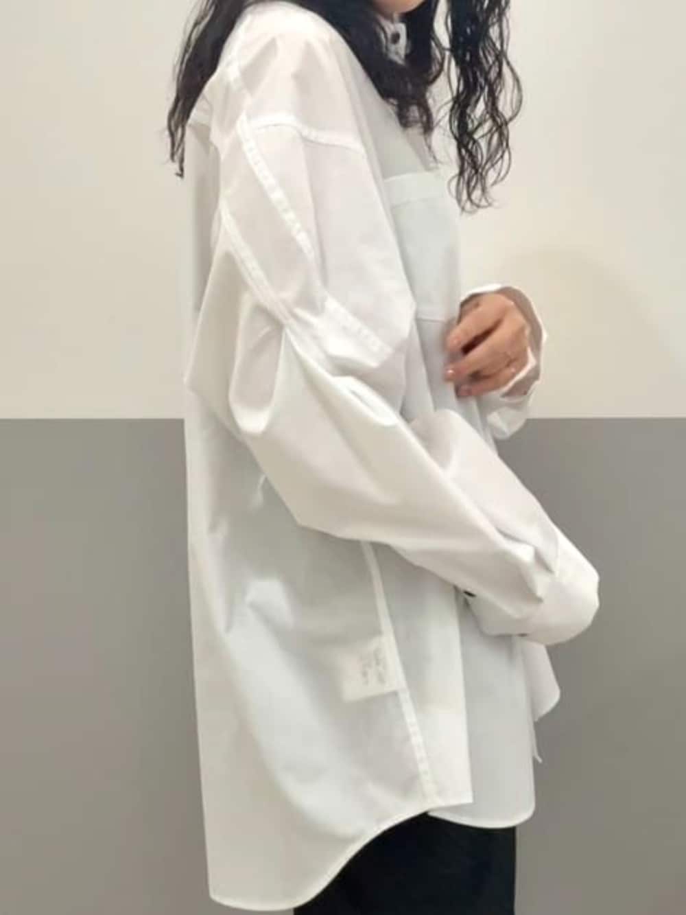 ホワイト系のシャツ/ブラウス、ブラック系のスカート、ブラック系のベストを着用したレディースの冬コーディネートの7枚目の写真