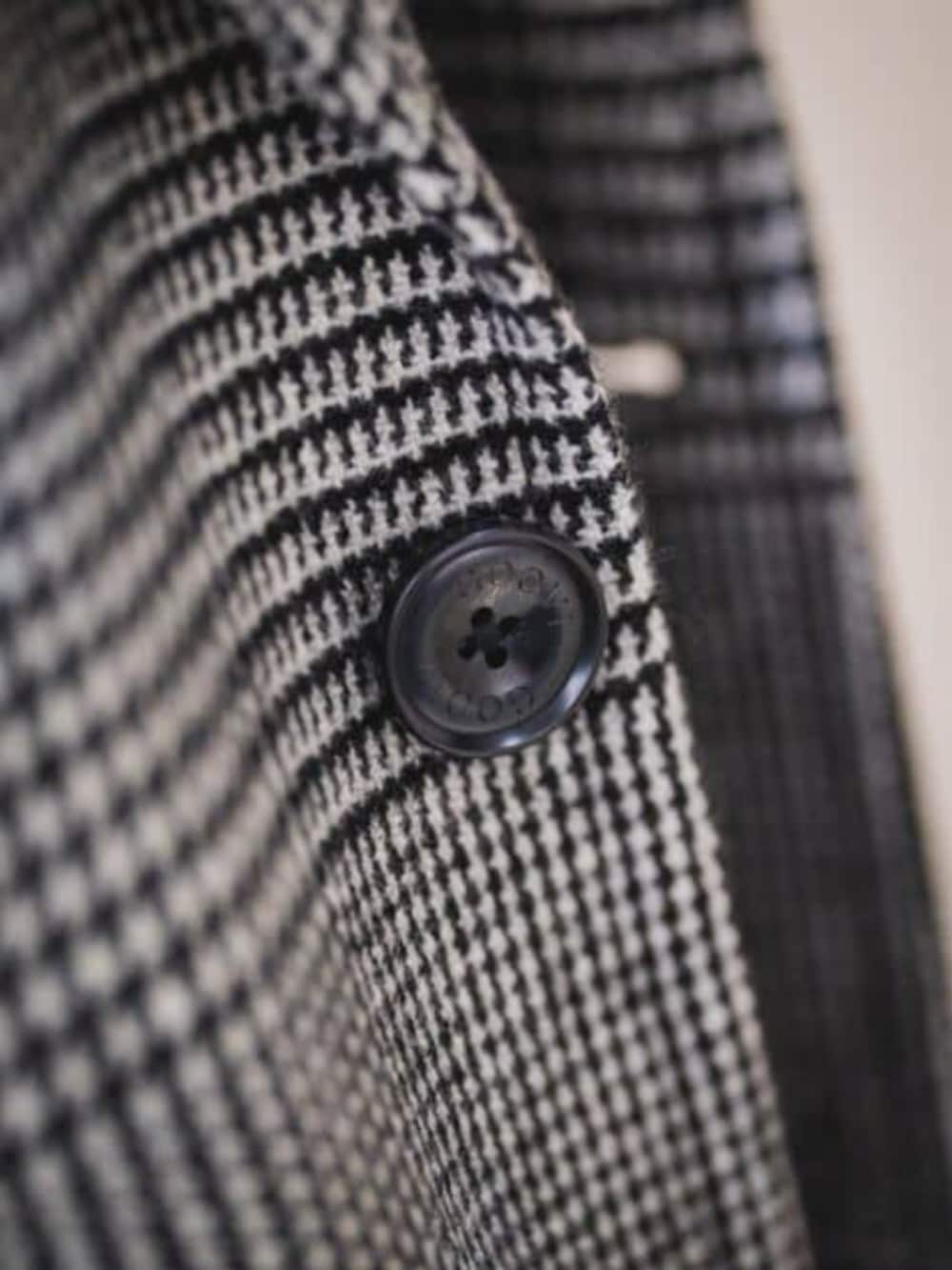 グレー系のチェスターコートを着用したメンズの冬コーディネートの8枚目の写真