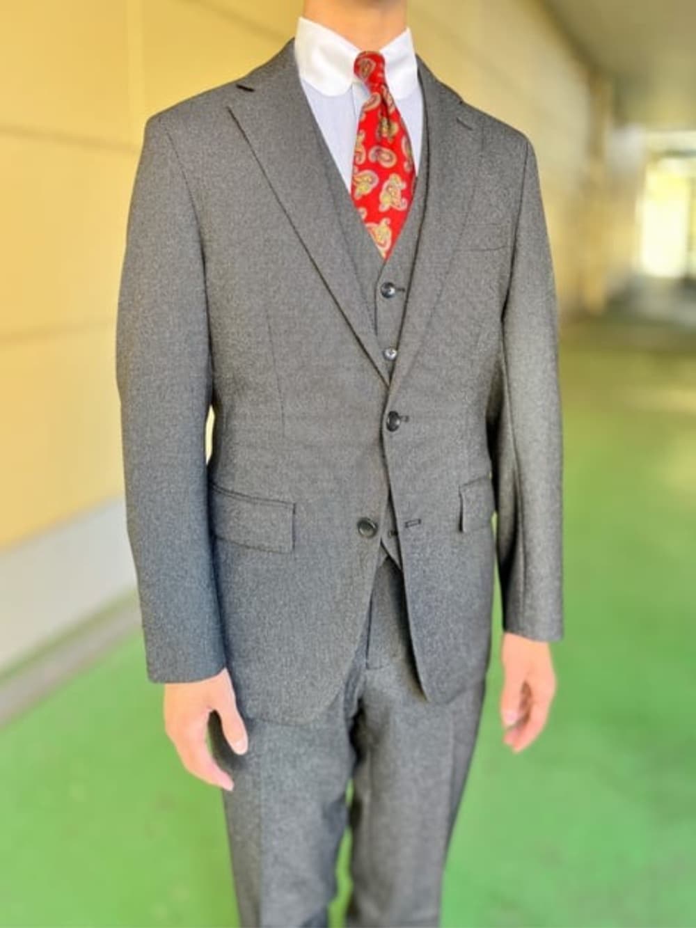 グレー系のスーツパンツ、グレー系のスーツジャケット、グレー系のスーツベストを着用したメンズの冬コーディネートの2枚目の写真