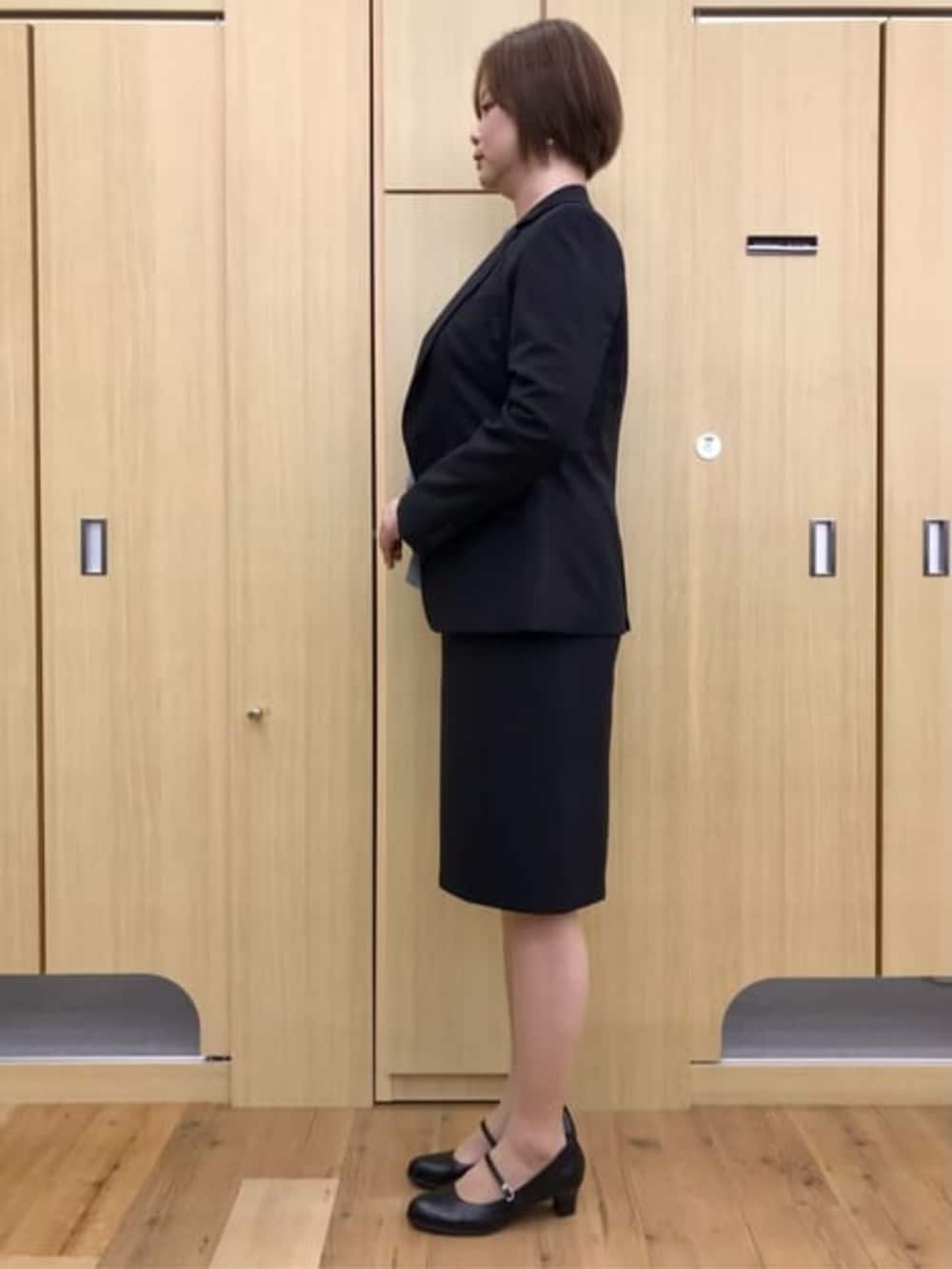 ブラック系のスーツジャケット、ブルー系のシャツ/ブラウスを着用したレディースの冬コーディネートの3枚目の写真