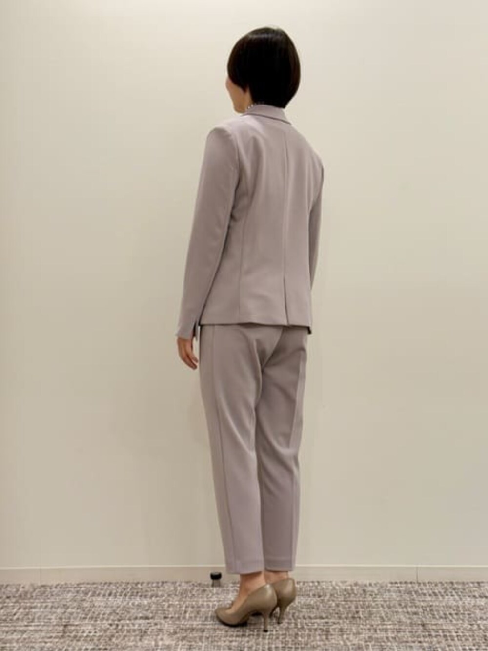 グレー系のスーツセット、ブルー系のシャツ/ブラウスを着用したレディースの冬コーディネートの6枚目の写真