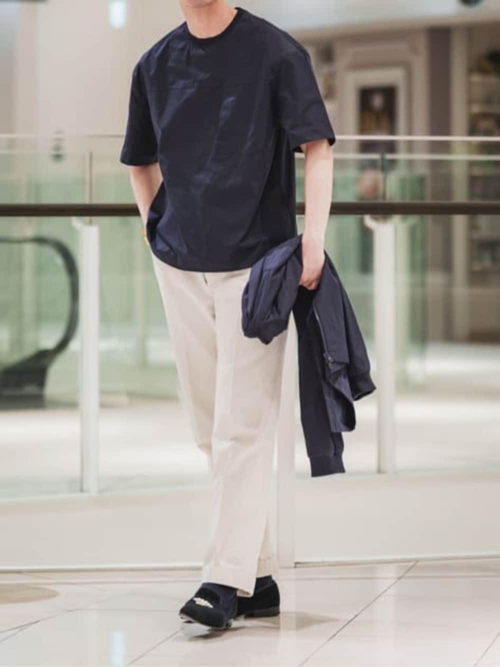 ブルー系のMA-1、ブルー系のテーラードジャケットを着用したメンズの春コーディネートの2枚目の写真