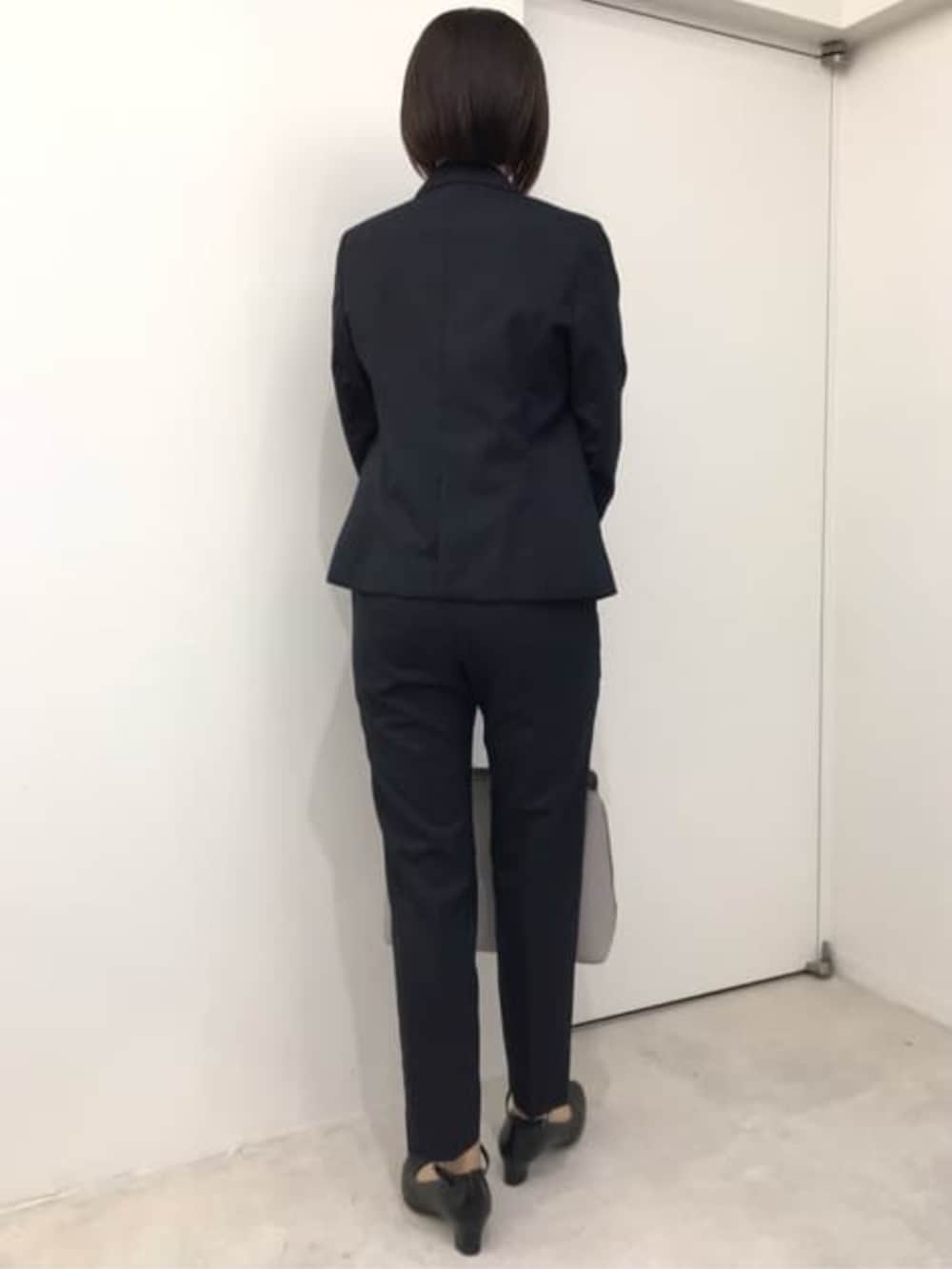 ブルー系のスーツパンツ、ブルー系のスーツジャケットを着用したレディースの冬コーディネートの3枚目の写真