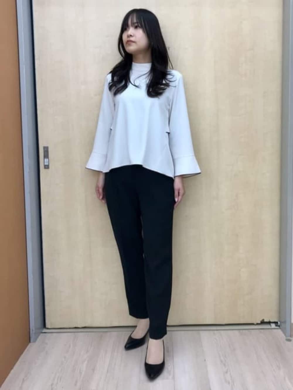 ベージュ系のシャツ/ブラウスを着用したレディースの冬コーディネートの2枚目の写真