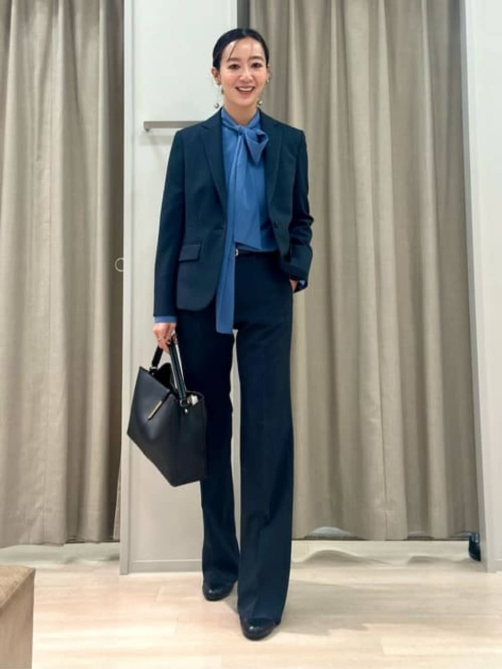 ブルー系のスラックス、ブルー系のテーラードジャケット、ブルー系のシャツ/ブラウスを着用したレディースの冬コーディネートの2枚目の写真