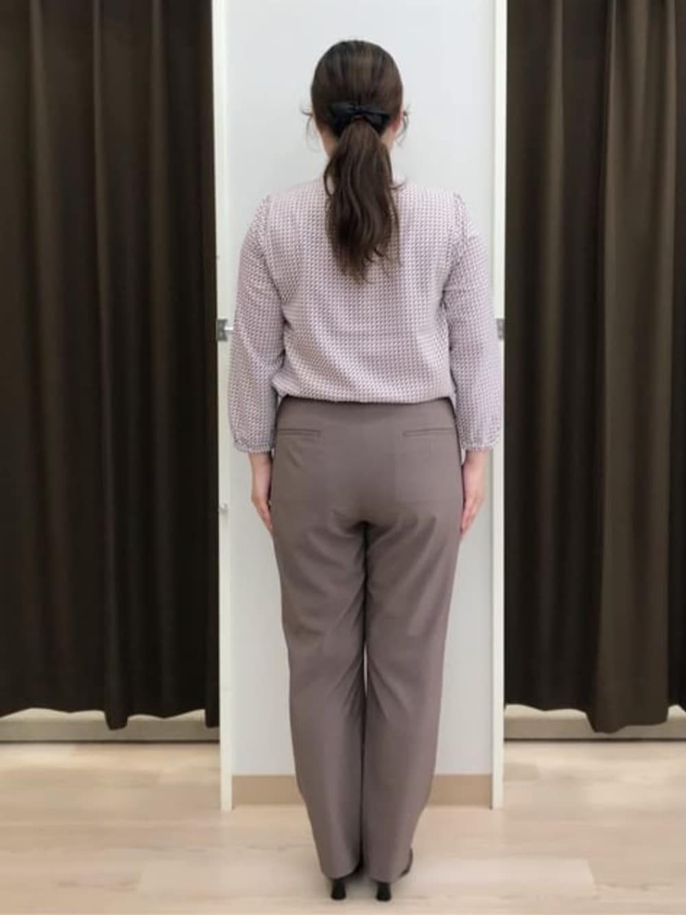 ブラウン系のスーツパンツ、ブラウン系のスーツジャケット、レッド系のシャツ/ブラウスを着用したレディースの夏コーディネートの7枚目の写真