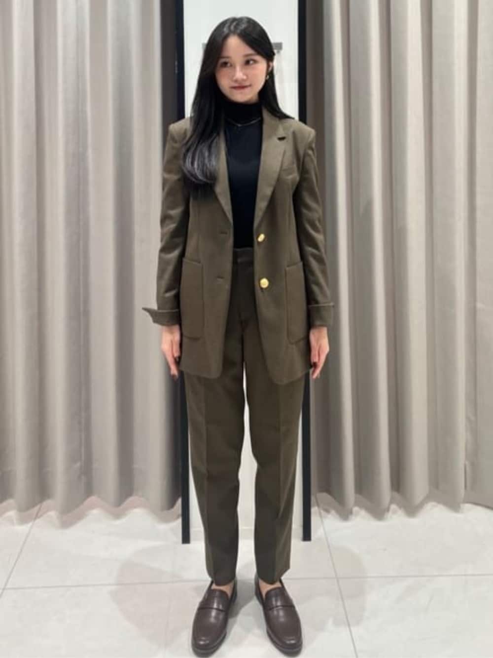 グリーン系のテーラードジャケット、グリーン系のその他パンツを着用したレディースの冬コーディネートの4枚目の写真