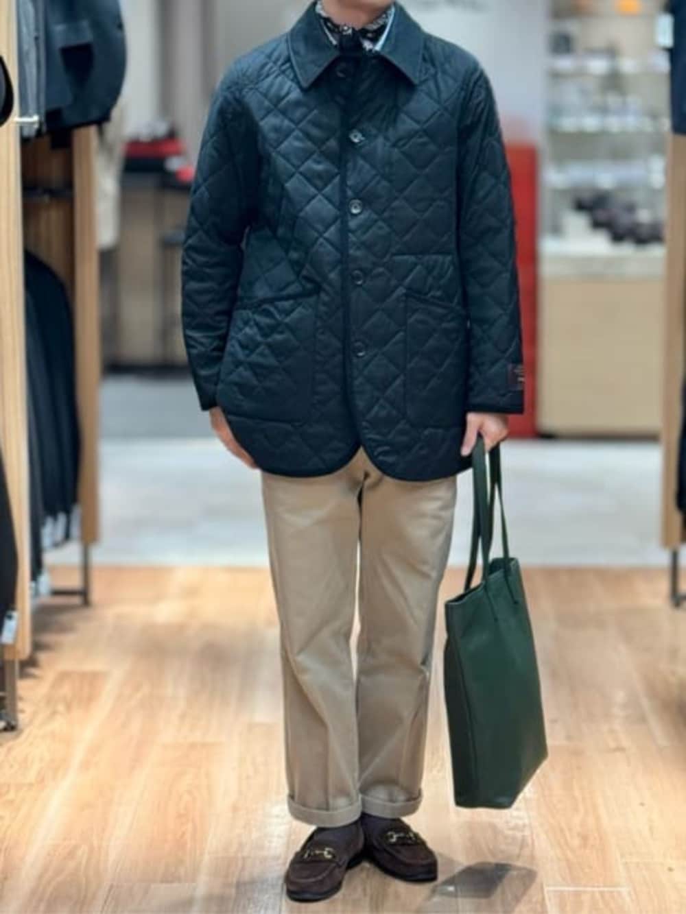 グリーン系のその他アウター、グリーン系のトートバッグを着用したメンズの冬コーディネートの3枚目の写真