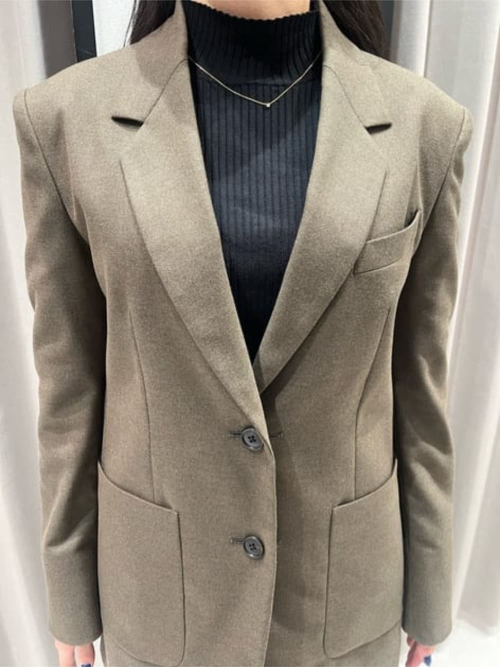 グリーン系のテーラードジャケット、グリーン系のその他パンツを着用したレディースの冬コーディネートの9枚目の写真