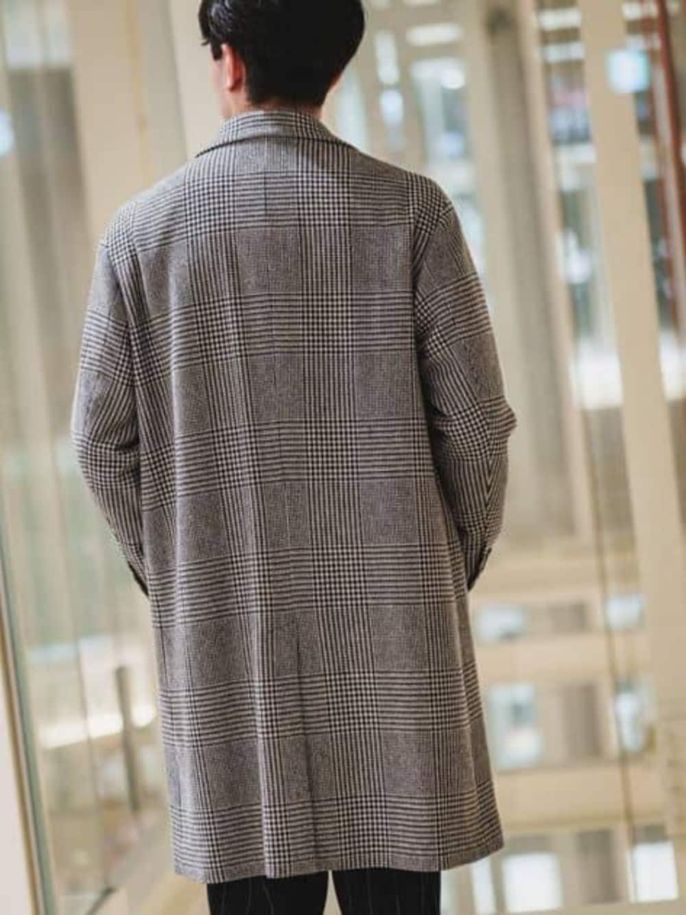 グレー系のチェスターコートを着用したメンズの冬コーディネートの7枚目の写真