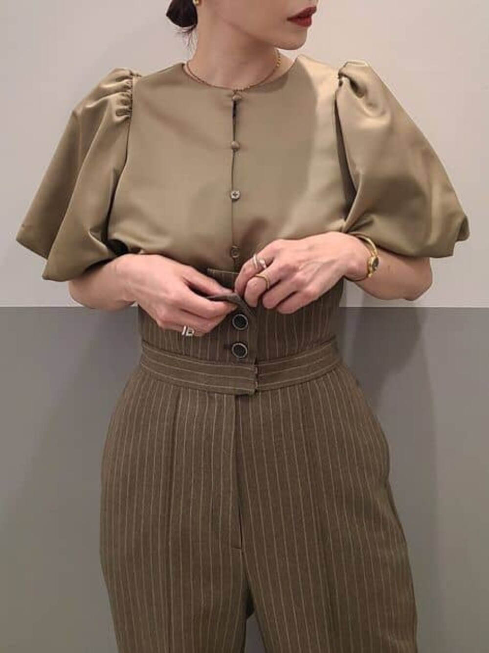 グレー系のその他パンツ、ベージュ系のシャツ/ブラウスを着用したレディースの冬コーディネートの6枚目の写真