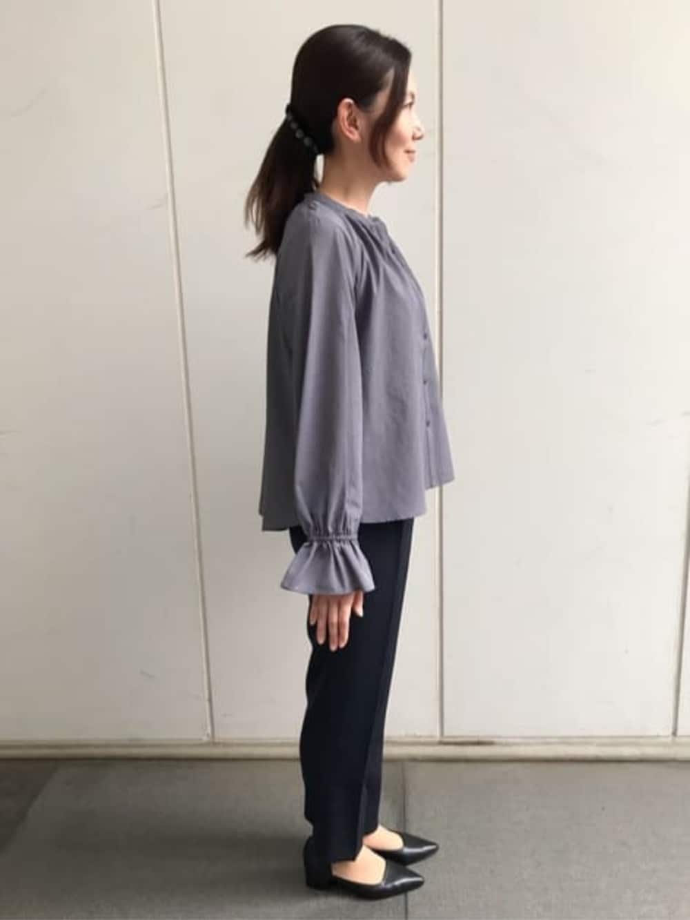 グレー系のシャツ/ブラウスを着用したレディースの冬コーディネートの2枚目の写真