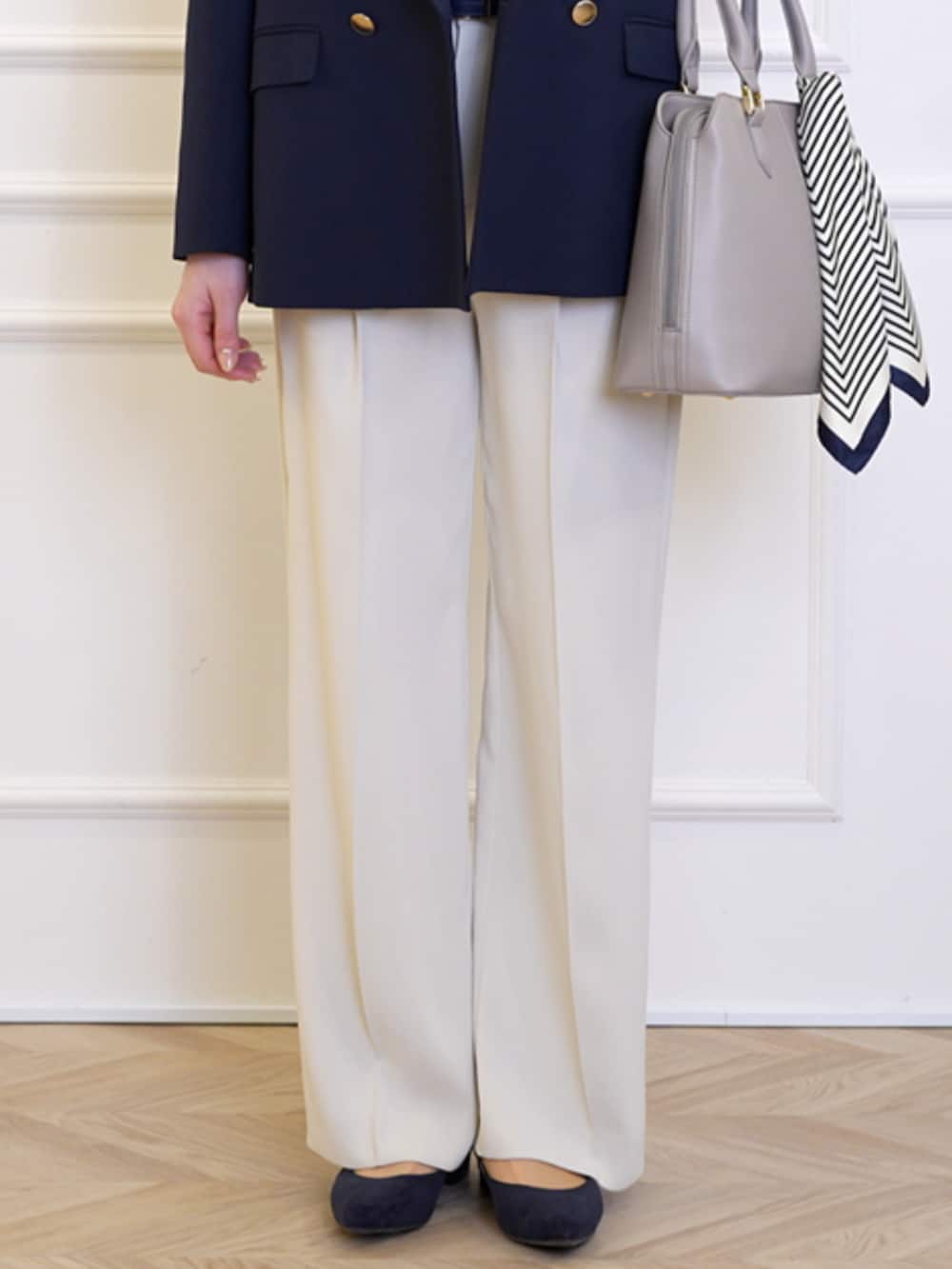 ブルー系のテーラードジャケット、ブルー系のシャツ/ブラウス、ホワイト系のその他パンツを着用したレディースの春コーディネートの5枚目の写真