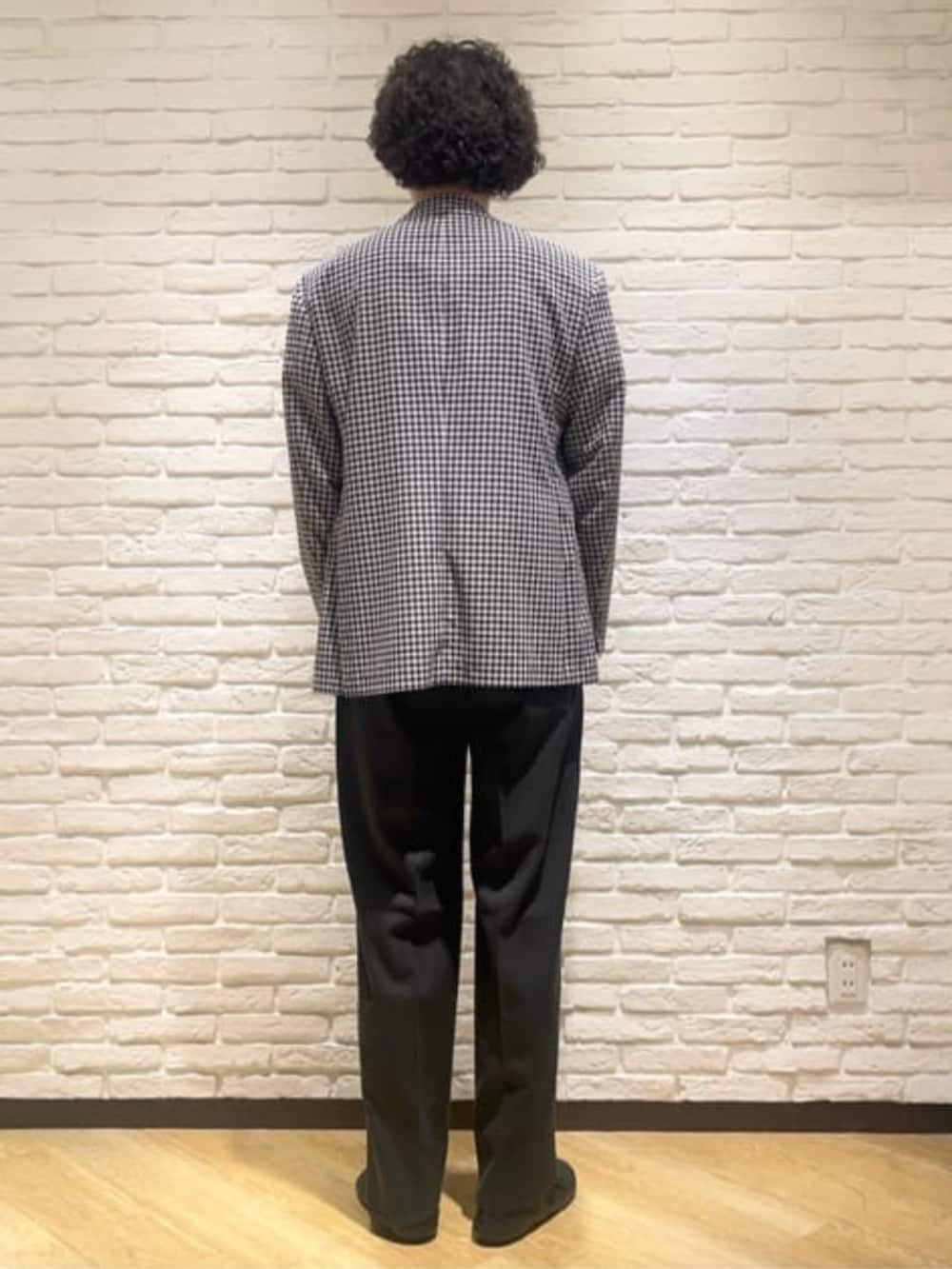 グレー系のスーツジャケット、ブラック系のスーツパンツを着用したメンズの春コーディネートの2枚目の写真