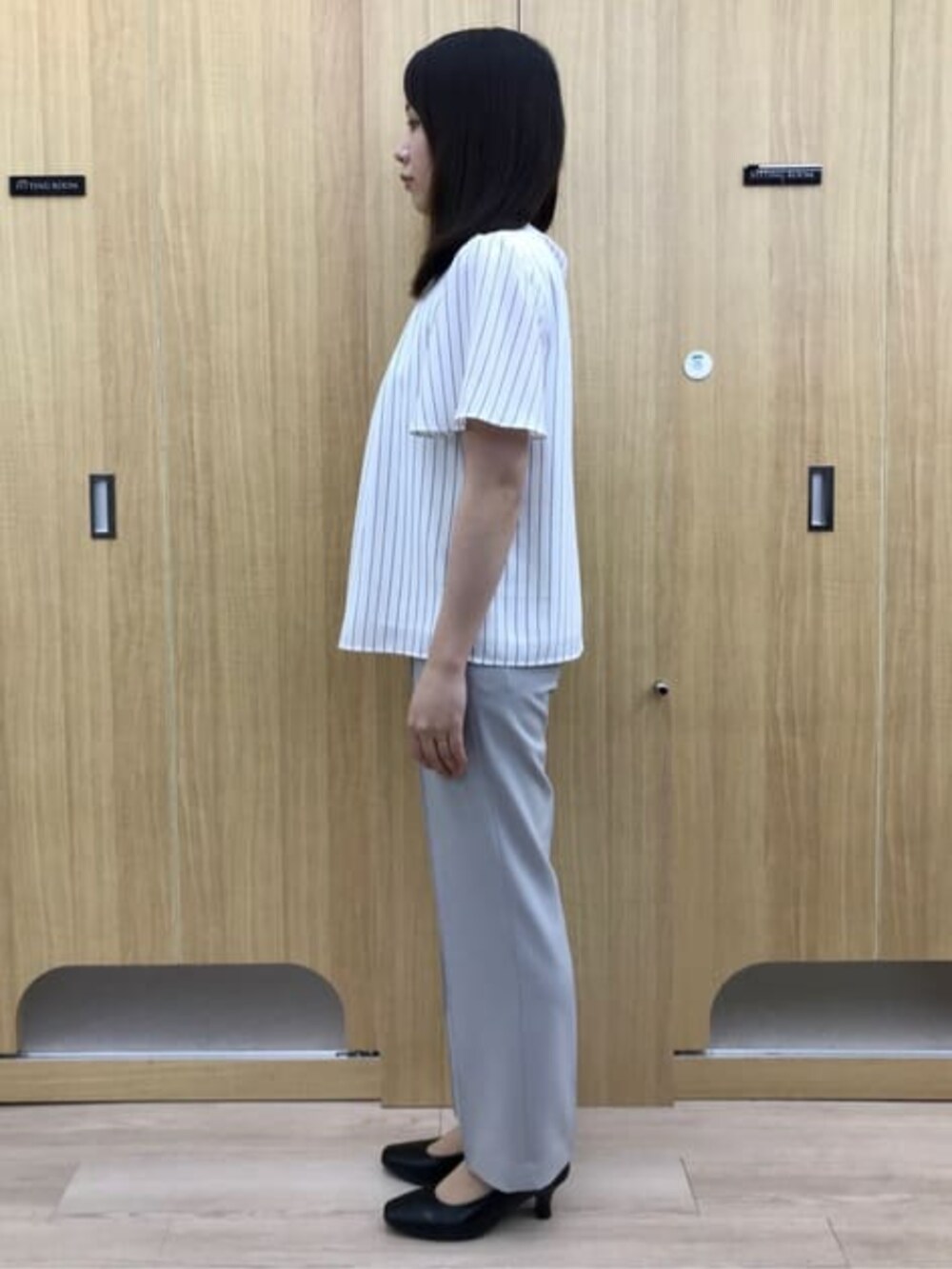 ホワイト系のシャツ/ブラウスを着用したレディースの春コーディネートの2枚目の写真