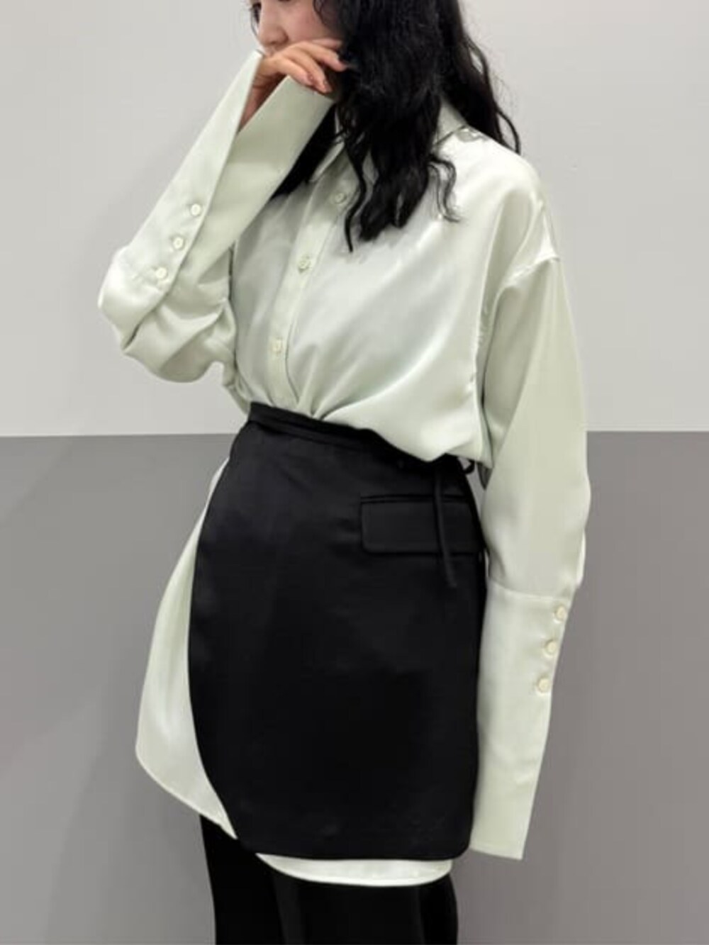 ブラック系のテーラードジャケット、ブラック系のその他パンツ、グリーン系のシャツ/ブラウスを着用したレディースの冬コーディネートの6枚目の写真