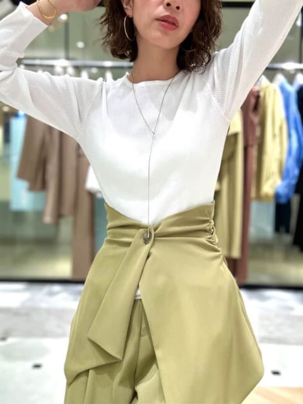 グリーン系のその他パンツ、ホワイト系のTシャツ/カットソーを着用したレディースの冬コーディネートの6枚目の写真