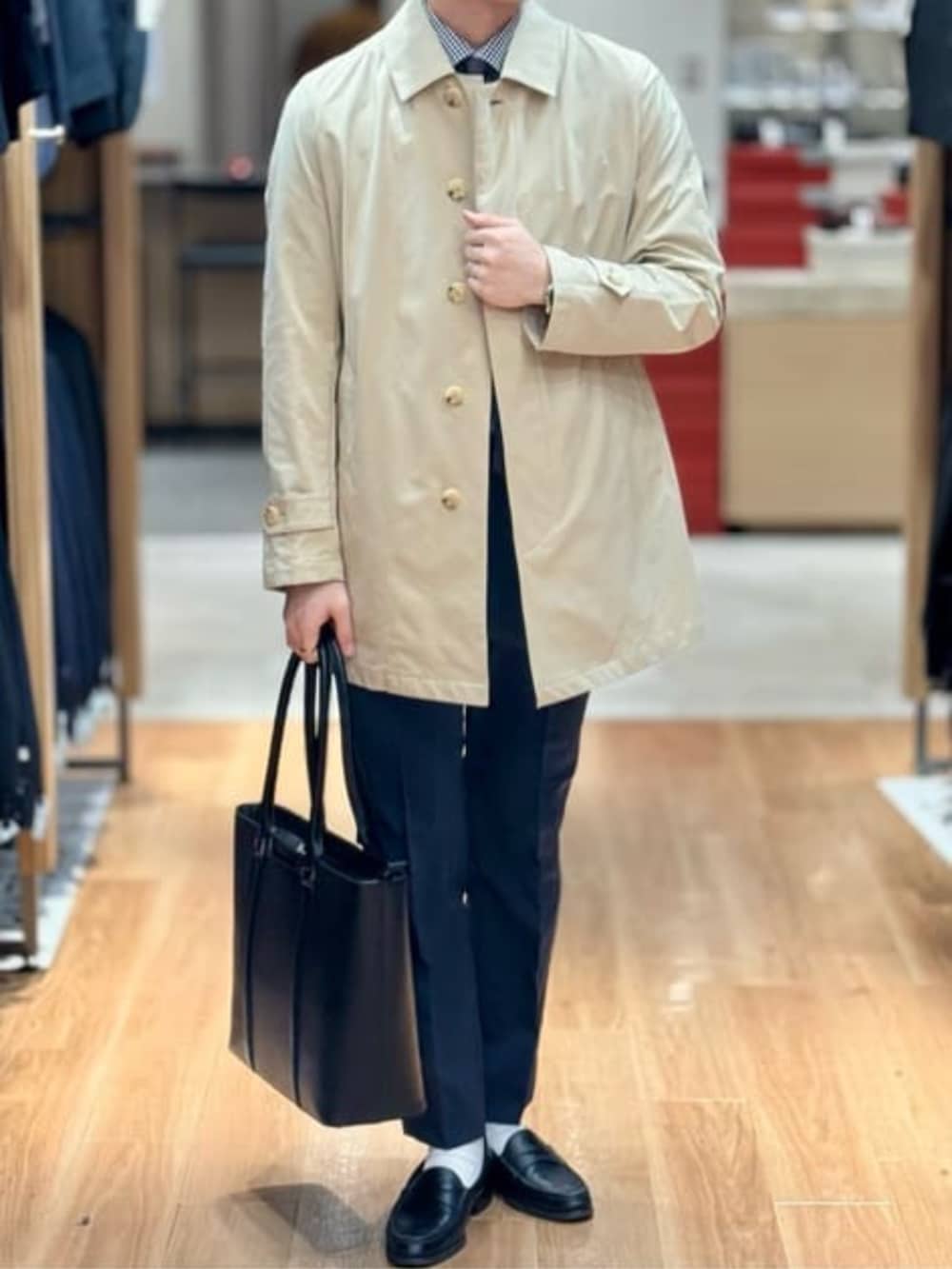 ベージュ系のステンカラーコートを着用したメンズの冬コーディネートの3枚目の写真