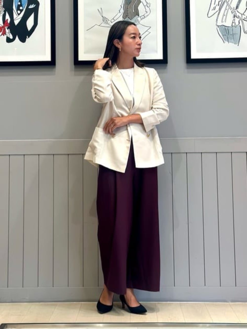 パープル系のスラックス、ホワイト系のテーラードジャケットを着用したレディースの冬コーディネートの5枚目の写真