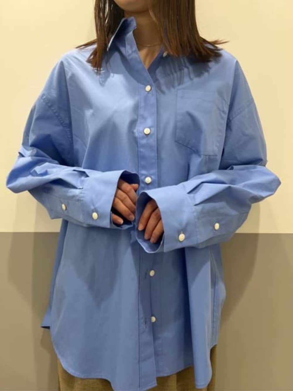 ベージュ系のその他パンツ、ブルー系のシャツ/ブラウス、ブラック系のカードケースを着用したレディースの冬コーディネートの4枚目の写真