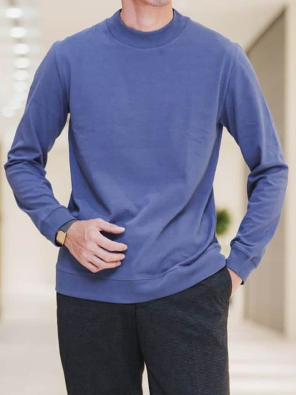 グレー系のバックパック/リュック、グレー系のテーラードジャケット、グレー系のスラックスを着用したメンズの冬コーディネートの6枚目の写真