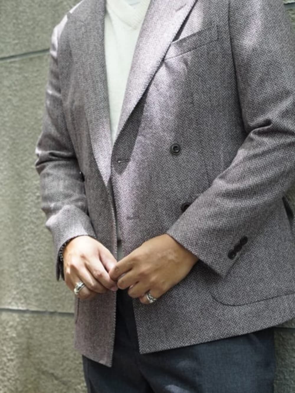 グレー系のスラックス、ベージュ系のテーラードジャケットを着用したメンズの冬コーディネートの2枚目の写真