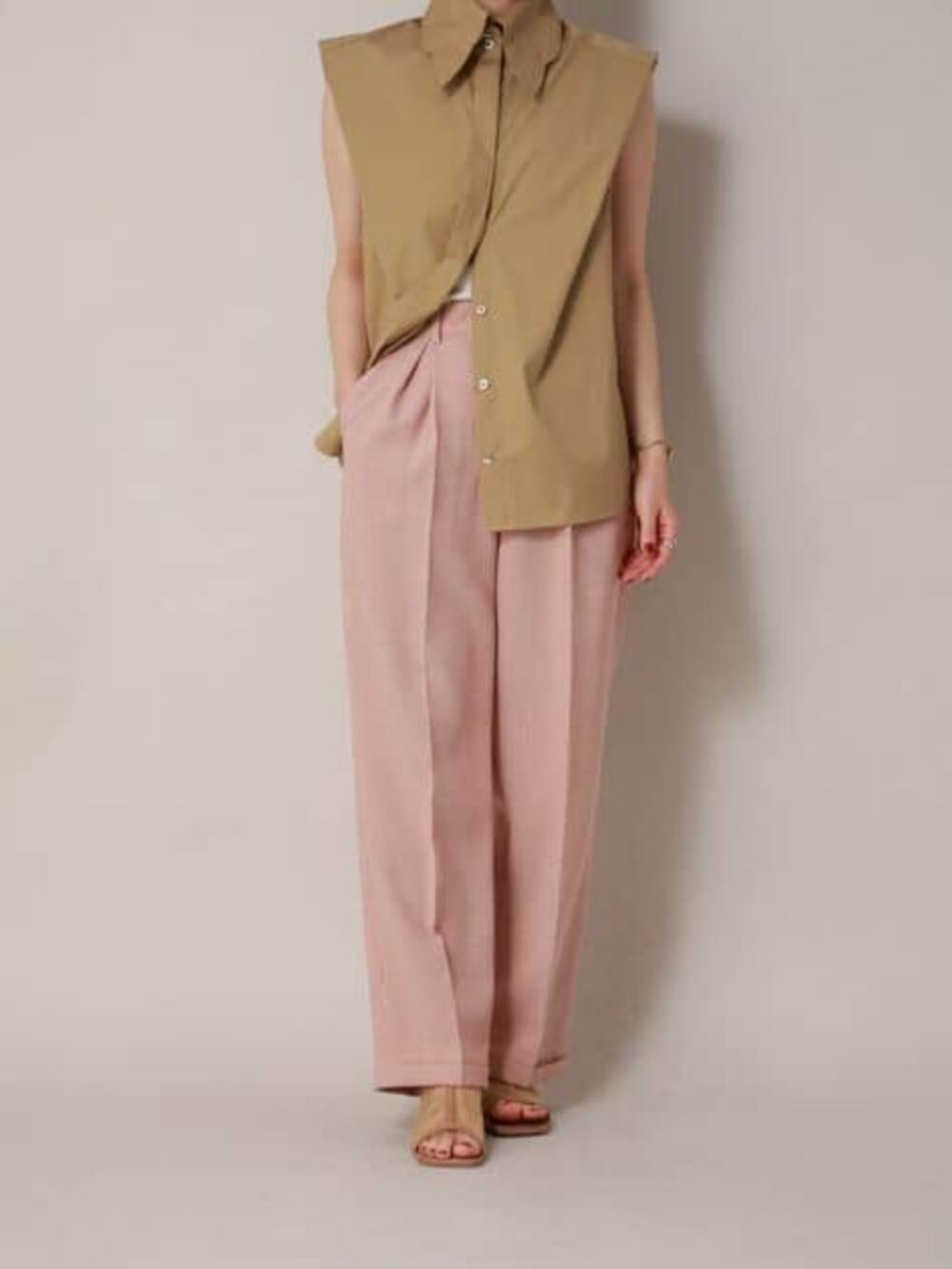 ベージュ系のシャツ/ブラウス、オレンジ系のスラックスを着用したレディースの冬コーディネートの5枚目の写真