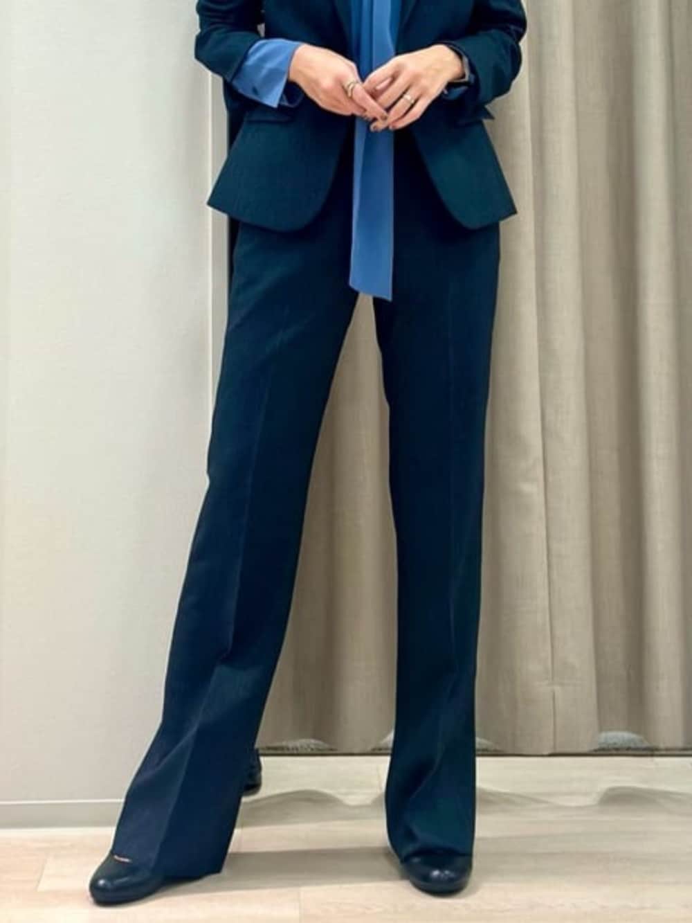 ブルー系のスラックス、ブルー系のテーラードジャケット、ブルー系のシャツ/ブラウスを着用したレディースの冬コーディネートの9枚目の写真