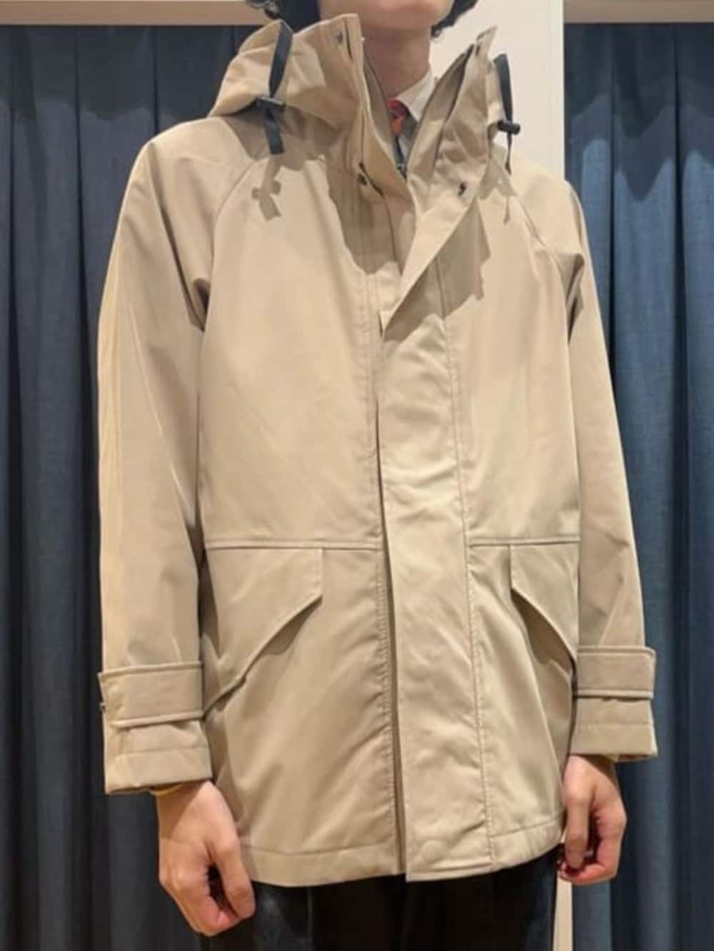 ベージュ系のその他アウターを着用したメンズの冬コーディネートの2枚目の写真