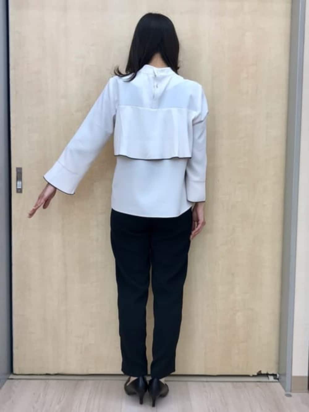 ベージュ系のシャツ/ブラウスを着用したレディースの冬コーディネートの3枚目の写真