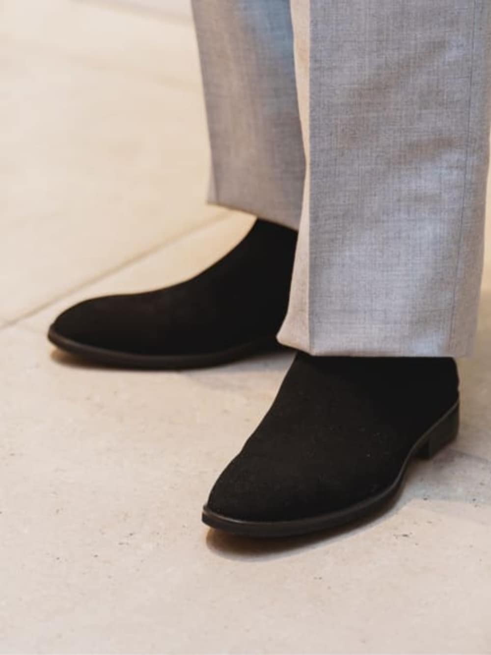 グレー系のテーラードジャケット、グレー系のスラックス、ブラウン系のニット/セーターを着用したメンズの冬コーディネートの7枚目の写真