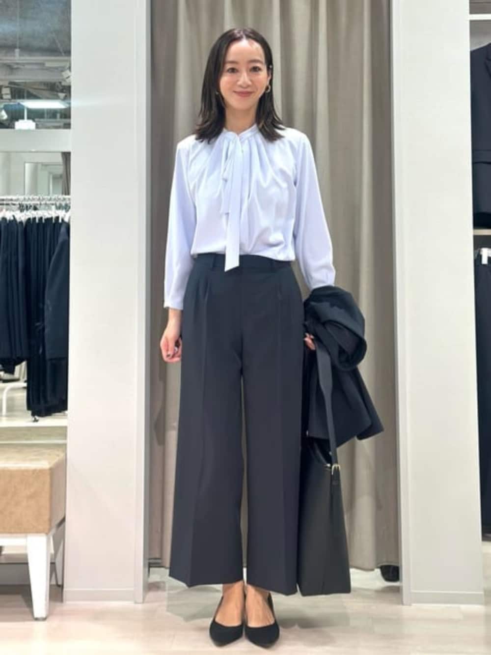 パープル系のシャツ/ブラウス、ブラック系のテーラードジャケット、ブラック系のスラックスを着用したレディースの冬コーディネートの7枚目の写真