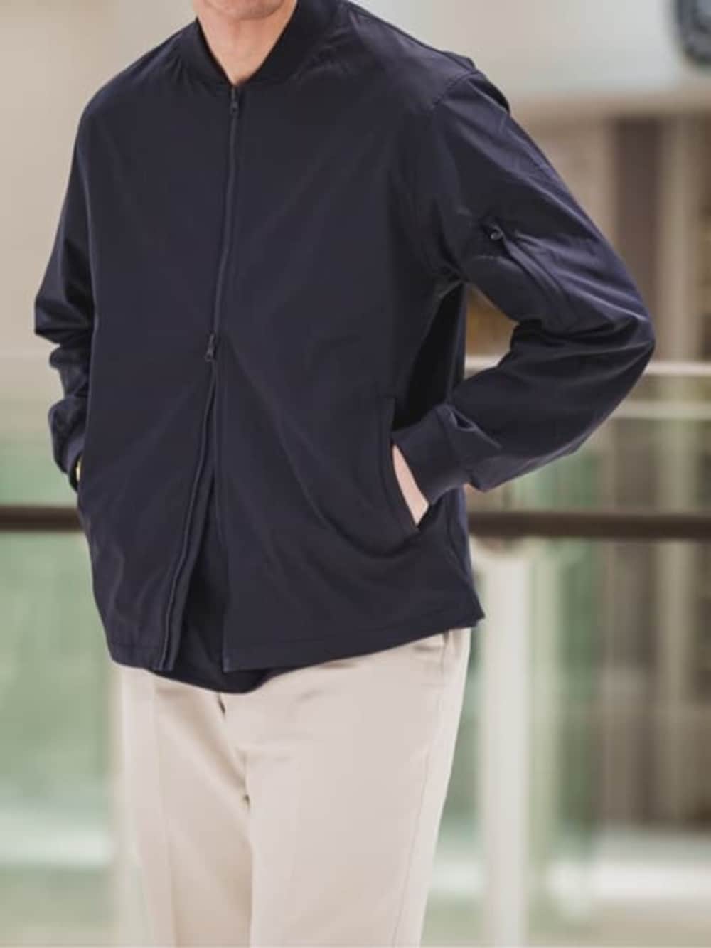 ブルー系のMA-1、ブルー系のテーラードジャケットを着用したメンズの春コーディネートの3枚目の写真