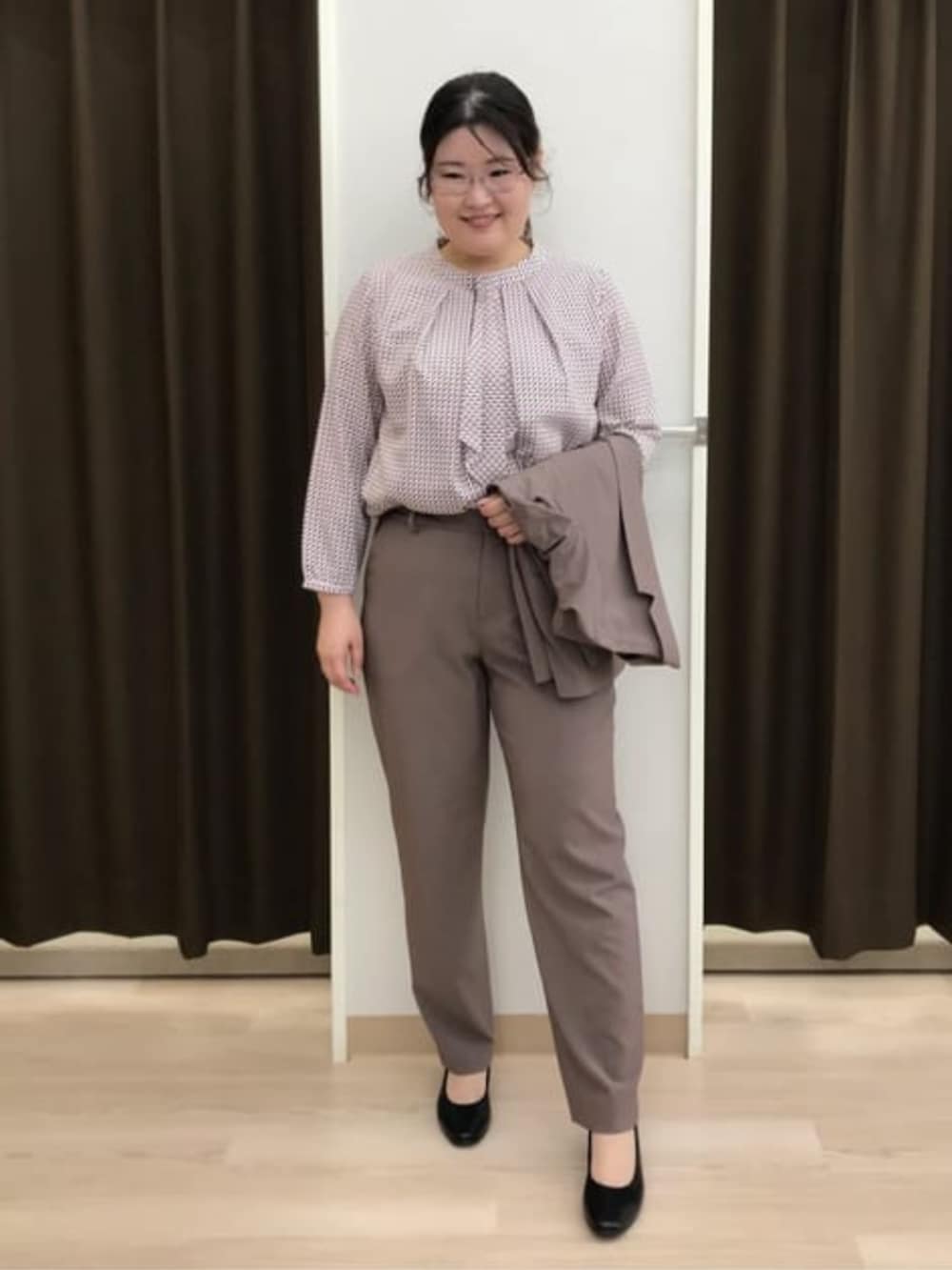 ブラウン系のスーツパンツ、ブラウン系のスーツジャケット、レッド系のシャツ/ブラウスを着用したレディースの夏コーディネートの6枚目の写真