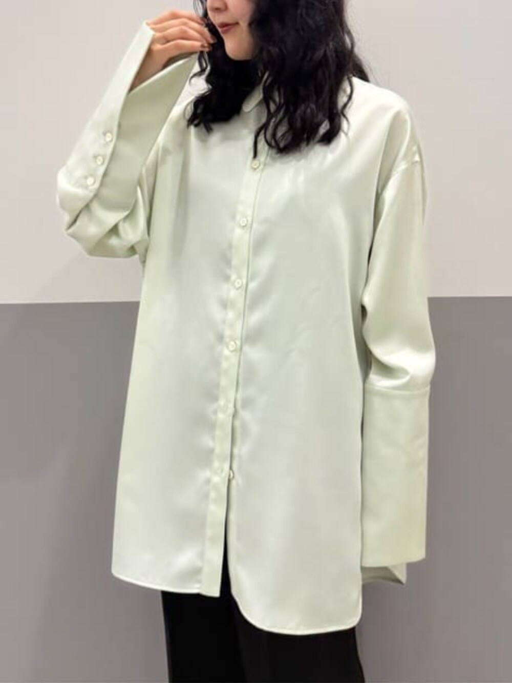 ブラック系のテーラードジャケット、ブラック系のその他パンツ、グリーン系のシャツ/ブラウスを着用したレディースの冬コーディネートの8枚目の写真