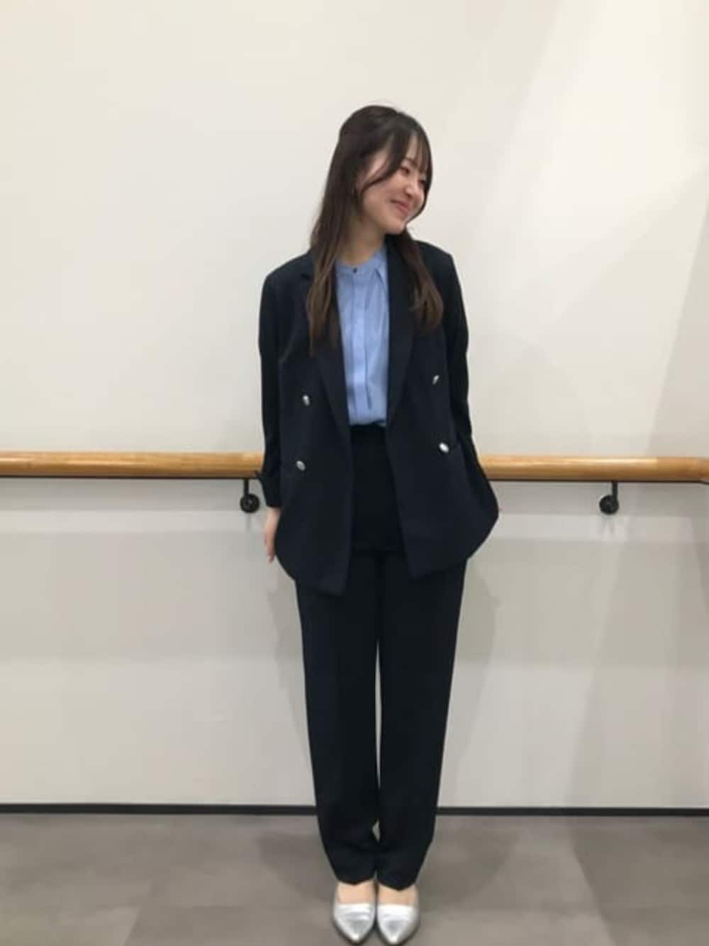 ブルー系のその他パンツを着用したレディースの冬コーディネートの2枚目の写真