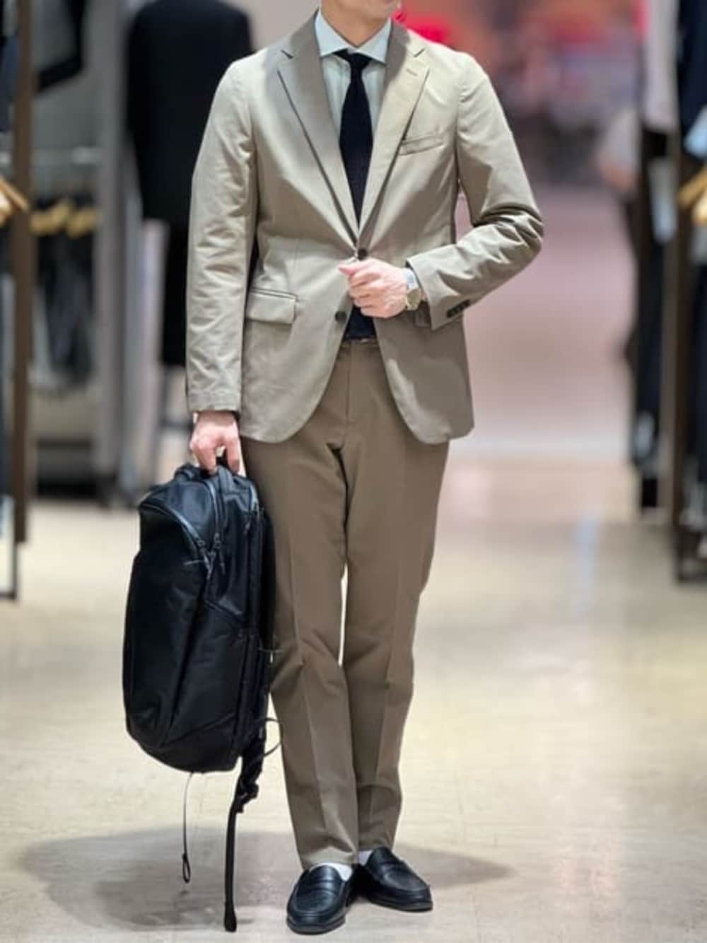 グリーン系のスーツジャケット、グリーン系のスーツパンツを着用したメンズの冬コーディネートの2枚目の写真