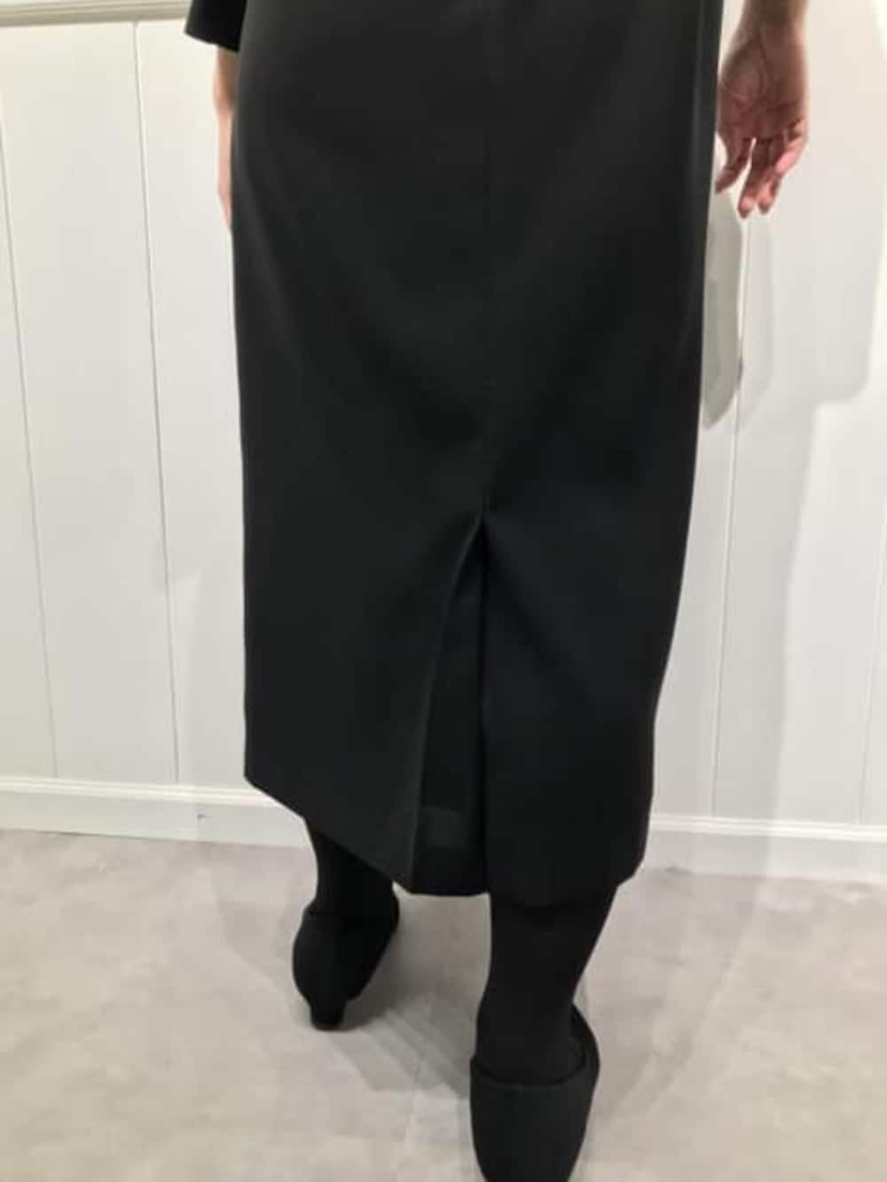 ブラック系のスーツセットを着用したレディースの冬コーディネートの3枚目の写真