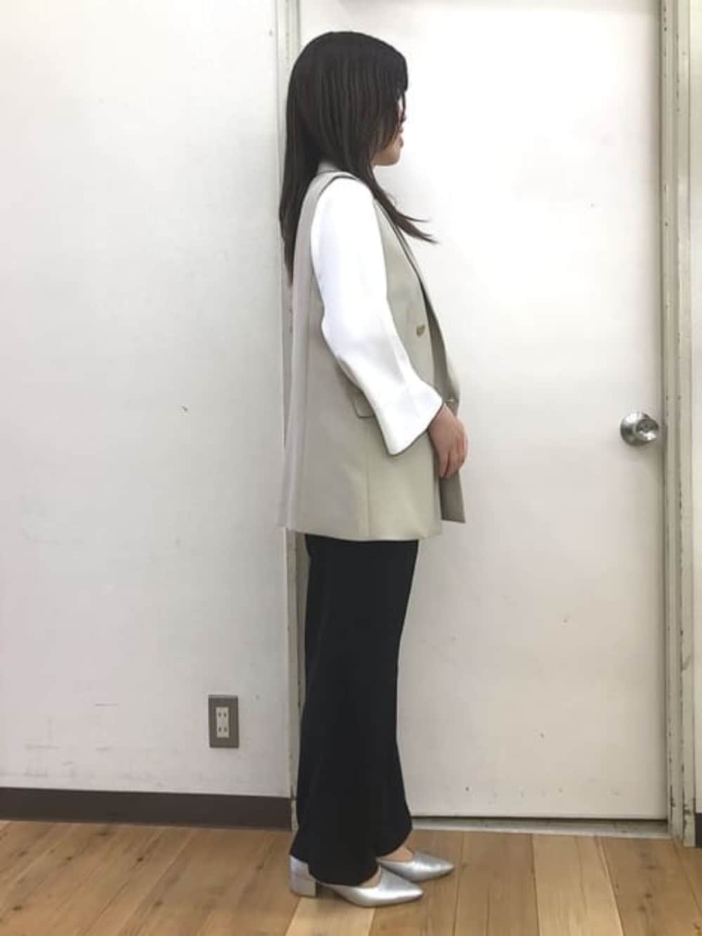 ブルー系のその他パンツ、ホワイト系のシャツ/ブラウス、ベージュ系のスーツベストを着用したレディースの春コーディネートの4枚目の写真
