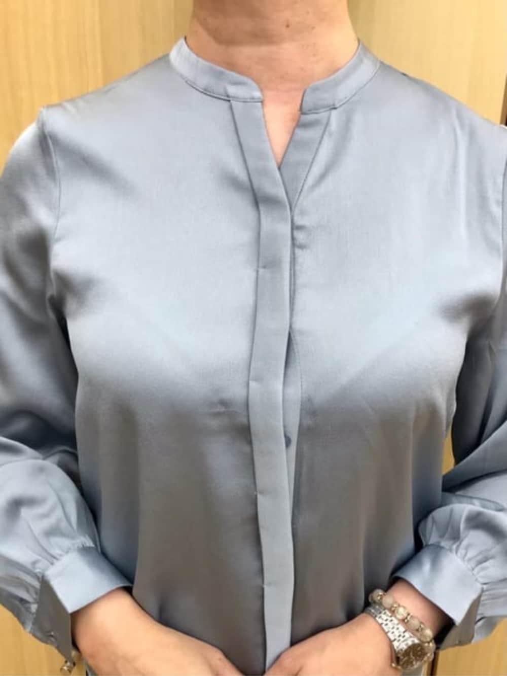 ブラック系のスーツジャケット、ブルー系のシャツ/ブラウスを着用したレディースの冬コーディネートの5枚目の写真