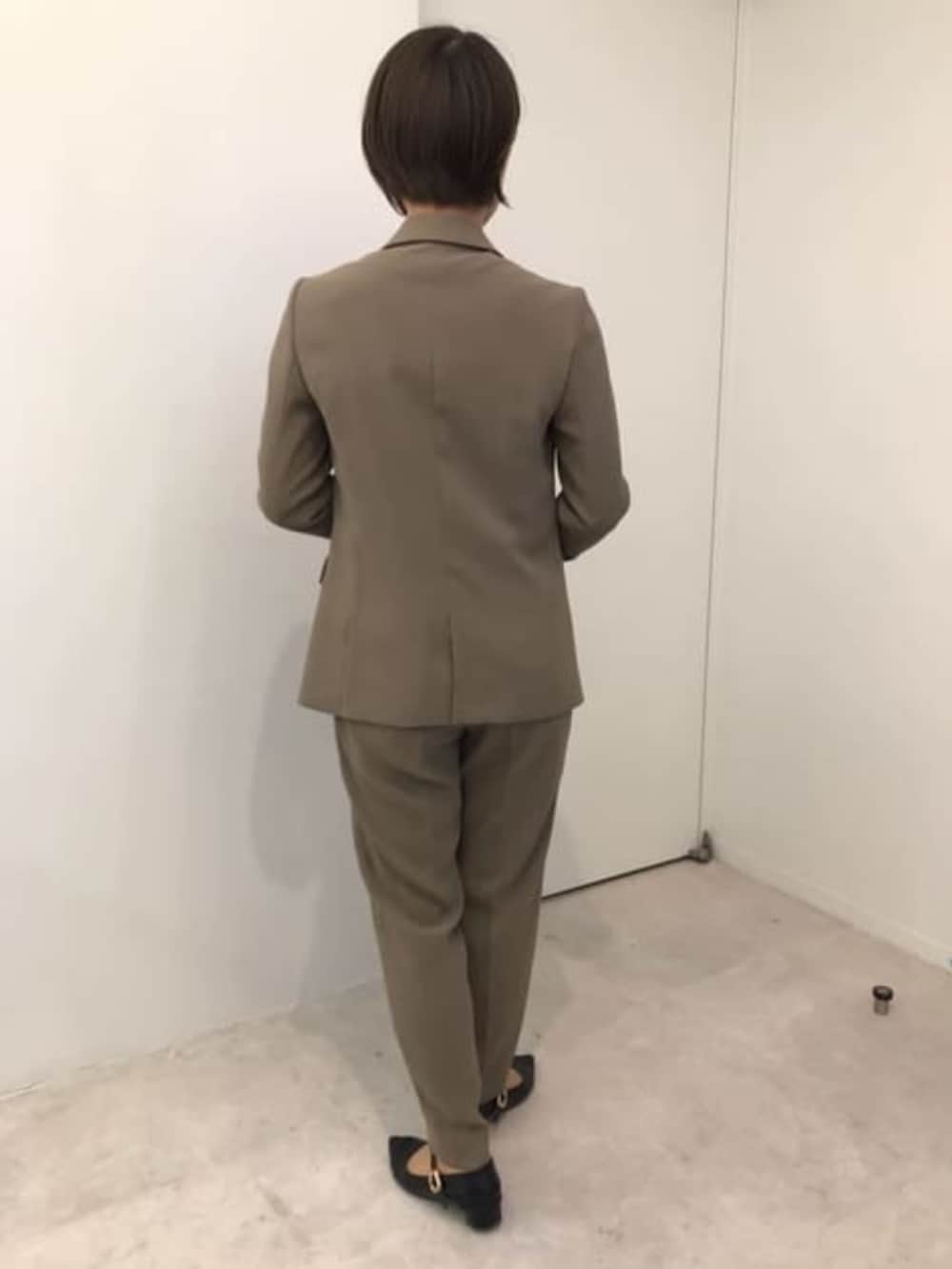 ブラウン系のスーツパンツ、ブラウン系のスーツジャケットを着用したレディースの冬コーディネートの3枚目の写真