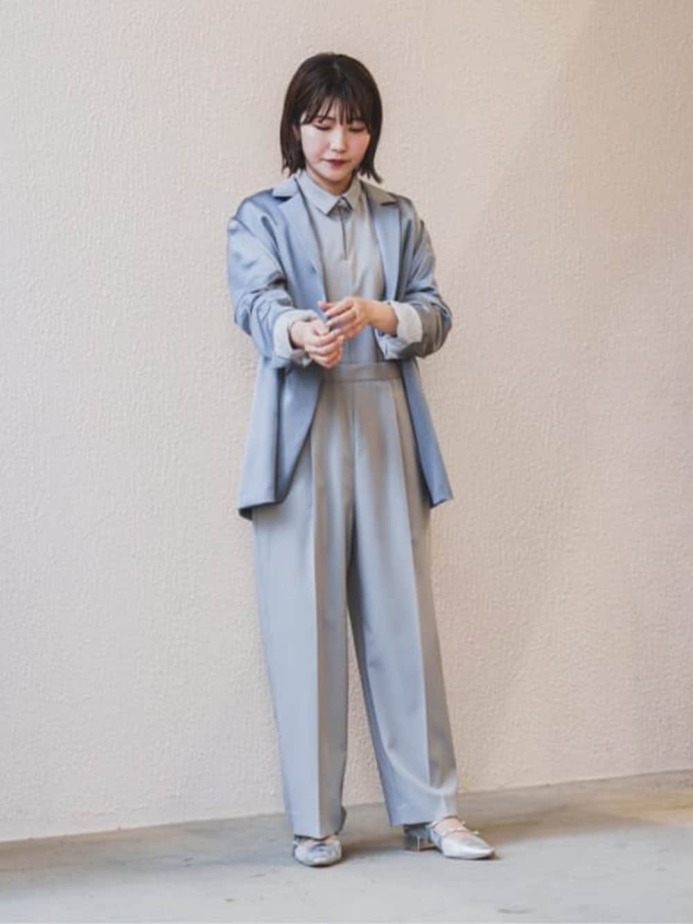 グレー系のテーラードジャケット、グレー系のつなぎ/オールインワンを着用したレディースの冬コーディネートの3枚目の写真