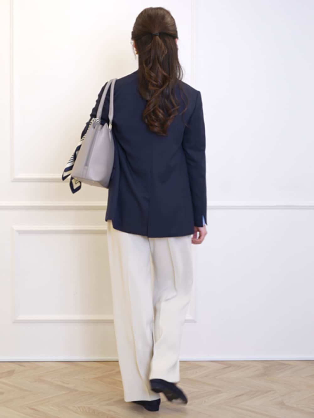 ブルー系のテーラードジャケット、ブルー系のシャツ/ブラウス、ホワイト系のその他パンツを着用したレディースの春コーディネートの3枚目の写真