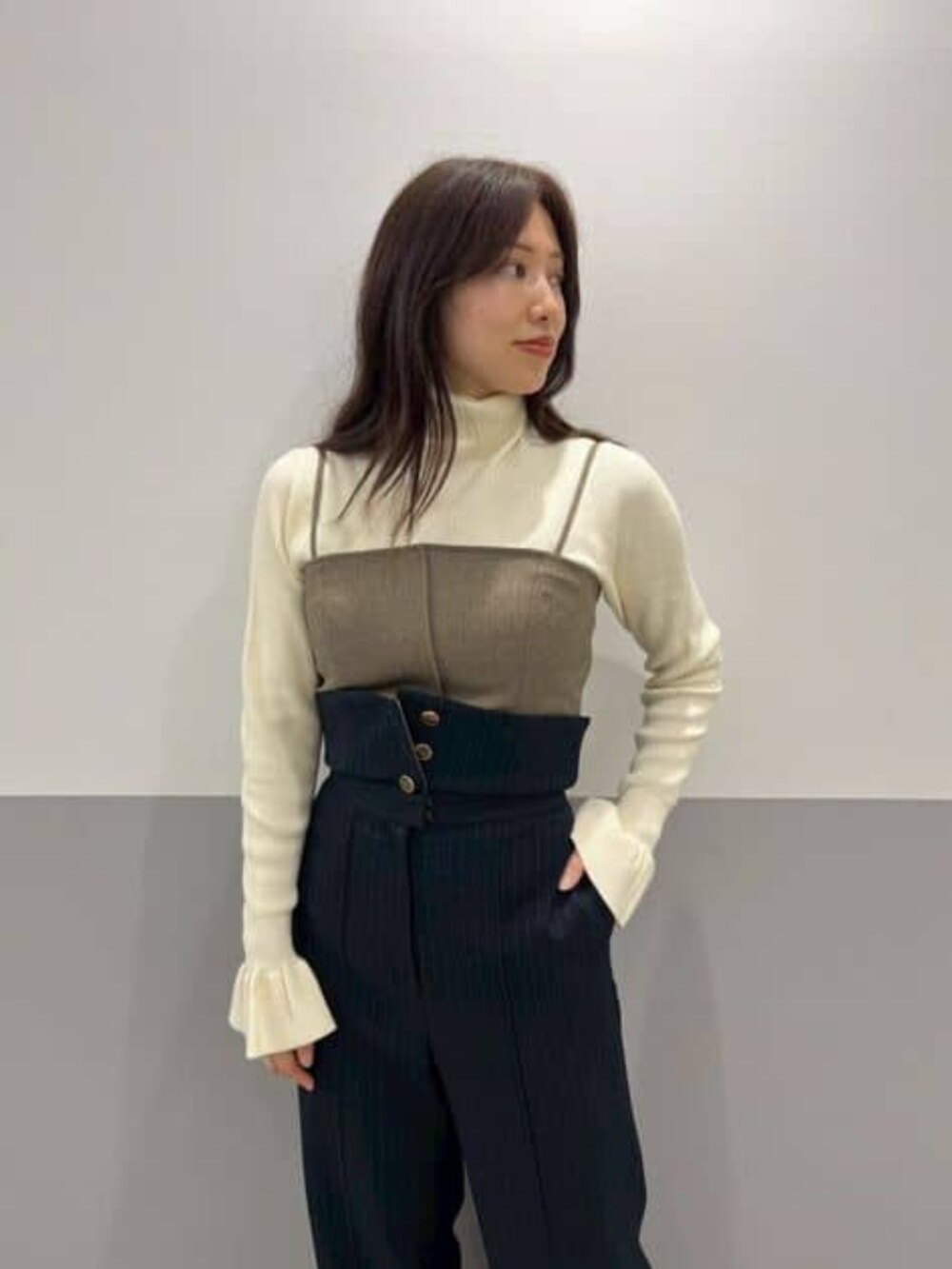 ベージュ系のその他パンツ、ホワイト系のニット/セーター、ブルー系のブルゾンを着用したレディースの冬コーディネートの5枚目の写真