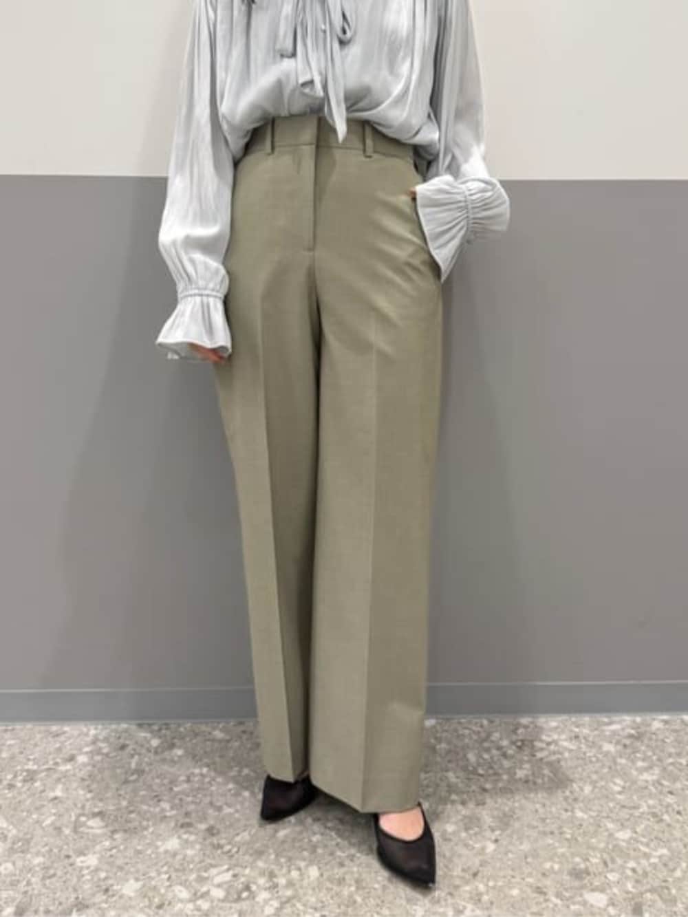 グリーン系のテーラードジャケット、グリーン系のスラックスを着用したレディースの春コーディネートの4枚目の写真