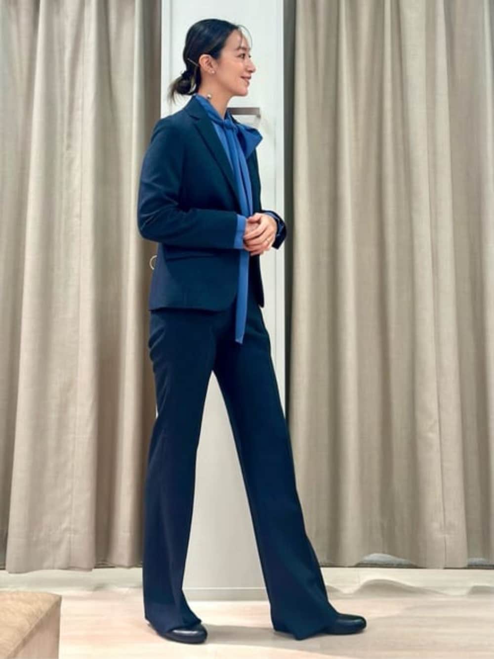 ブルー系のスラックス、ブルー系のテーラードジャケット、ブルー系のシャツ/ブラウスを着用したレディースの冬コーディネートの4枚目の写真