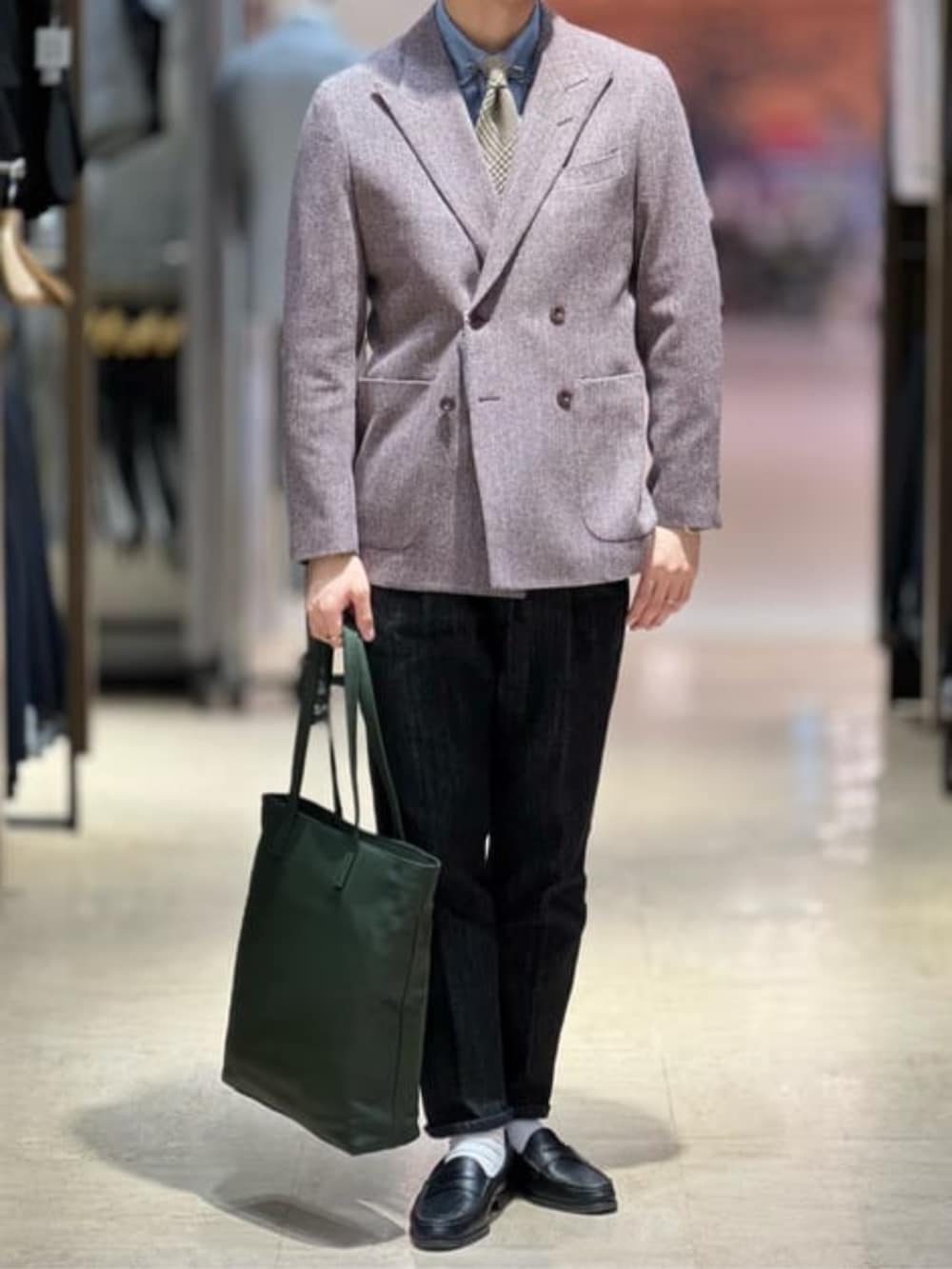 パープル系のテーラードジャケット、グリーン系のトートバッグを着用したメンズの冬コーディネートの2枚目の写真