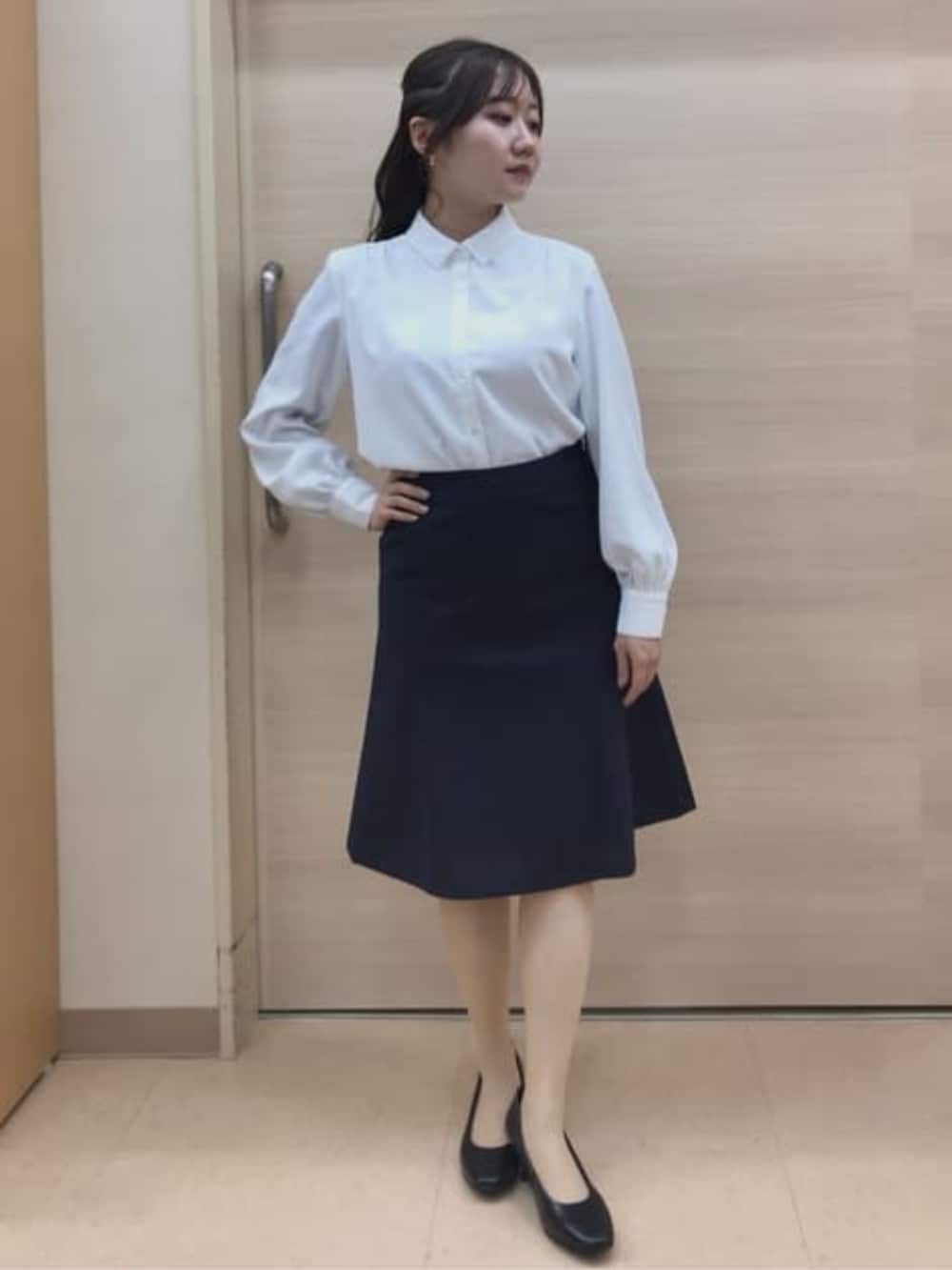 ホワイト系のシャツ/ブラウスを着用したレディースの冬コーディネートの6枚目の写真