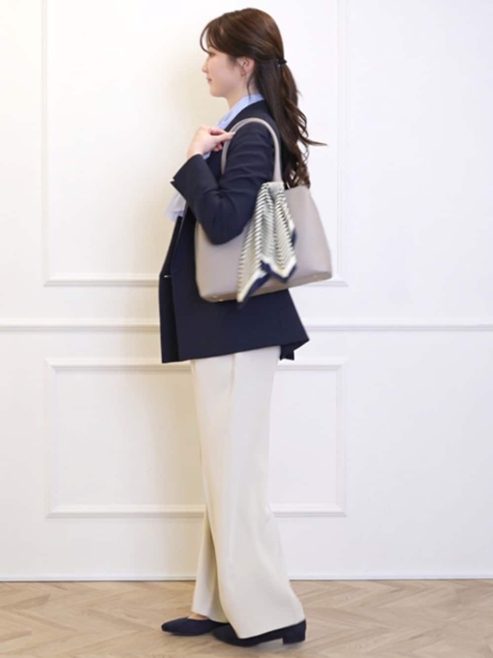 ブルー系のテーラードジャケット、ブルー系のシャツ/ブラウス、ホワイト系のその他パンツを着用したレディースの春コーディネートの2枚目の写真