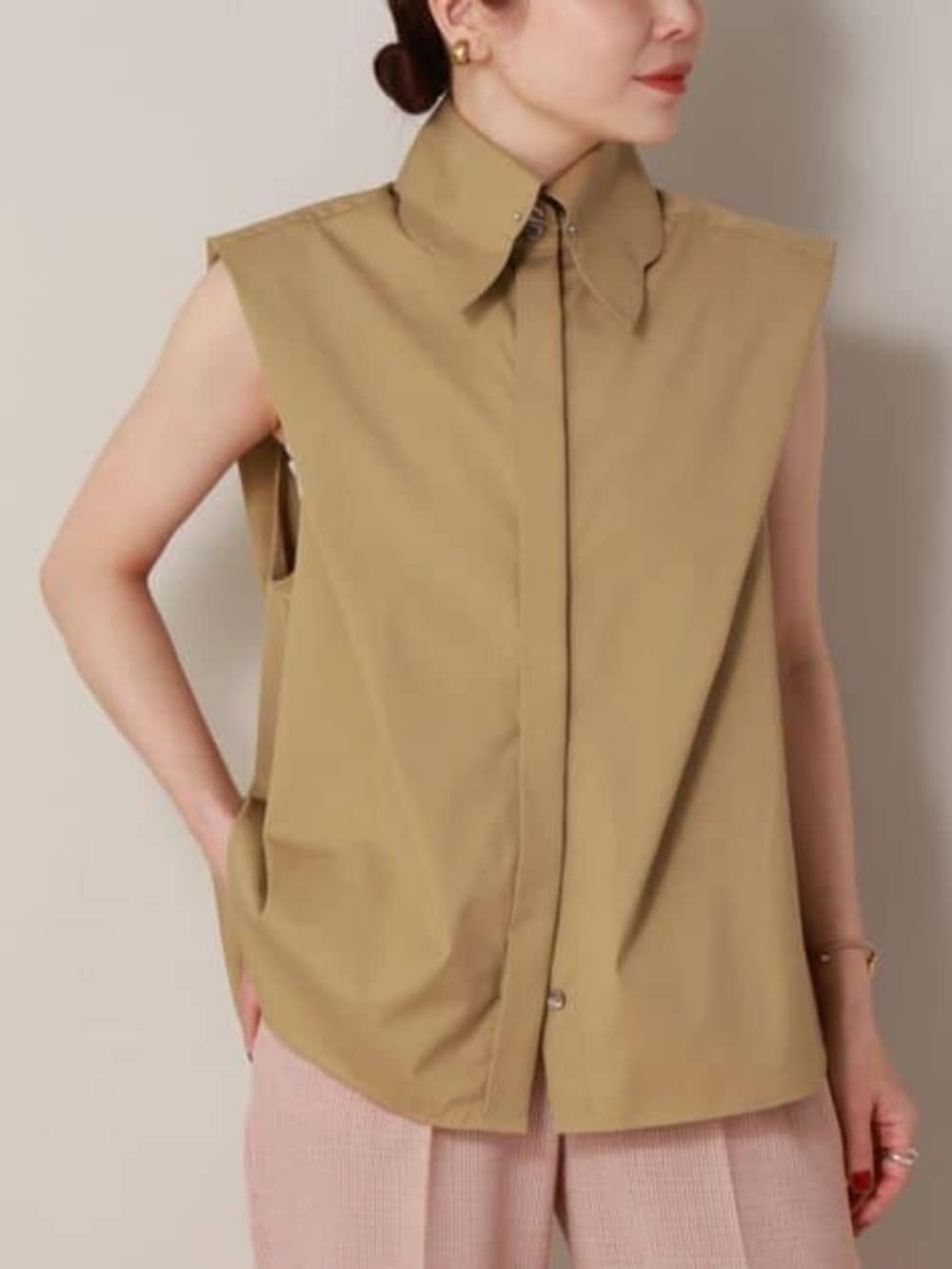 ベージュ系のシャツ/ブラウス、オレンジ系のスラックスを着用したレディースの冬コーディネートの8枚目の写真